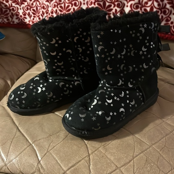 EUC Girls Bailey Bow Moon & Stars UGGS size 4 - Picture 1 of 9